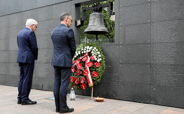 O ministro das Relações Exteriores da Alemanha, Heiko Maas, e seu homólogo polonês, Jacek Czaputowicz, prestam homenagem no Muro da Lembrança enquanto comemoram o 75º aniversário da Revolta de Varsóvia no Museu do Levante de Varsóvia em Varsóvia, Polônia, 1º de agosto de 2019