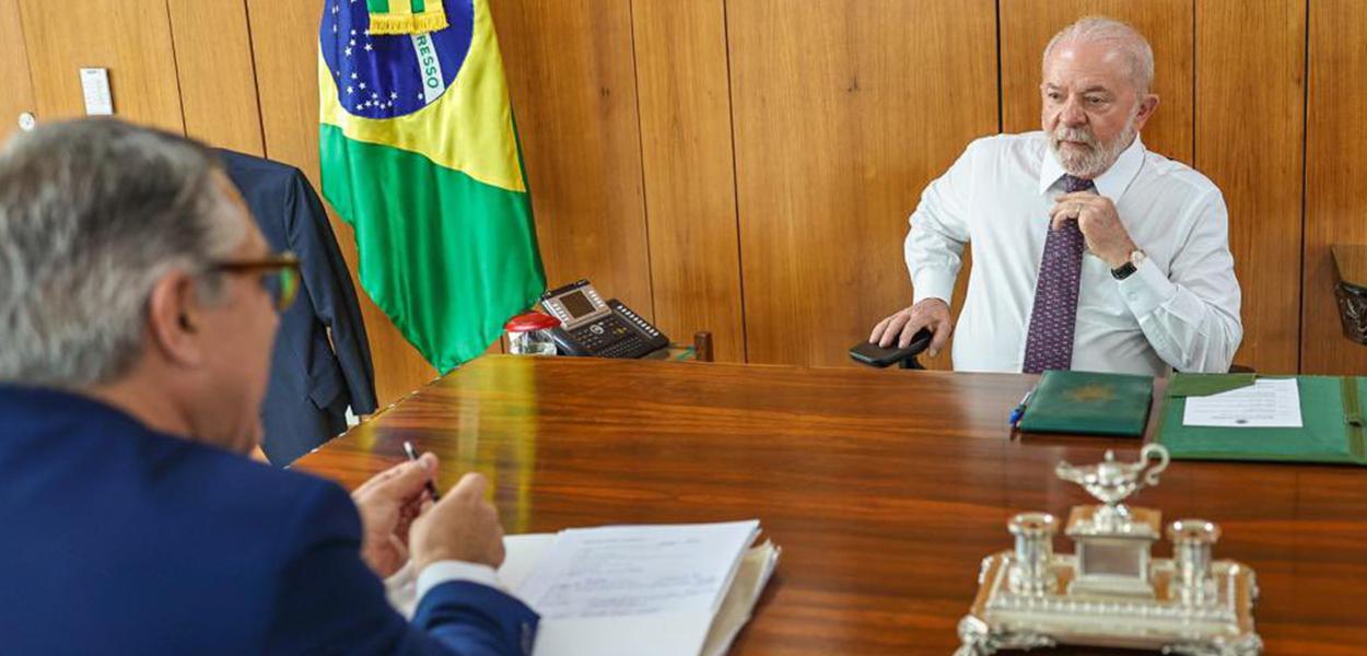 Lula em sua primeira reunião no Palácio do Planalto, com ministro das Relações Institucionais, Alexandre Padilha