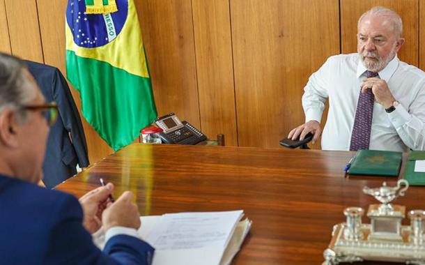 Lula em sua primeira reunião no Palácio do Planalto, com ministro das Relações Institucionais, Alexandre Padilha