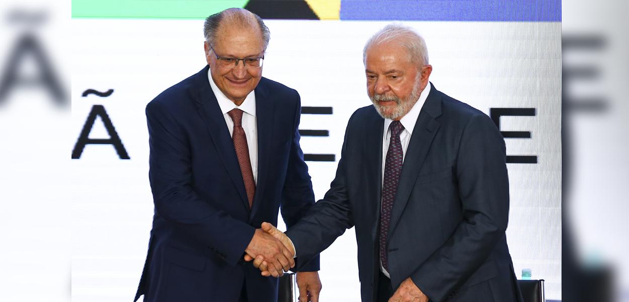 O vice-presidente da República, Geraldo Alckmin, e o presidente, Luiz Inácio Lula da Silva, durante solenidade de investidura no cargo de ministro do Desenvolvimento, Indústria, Comércio e Serviços (MDIC), no Palácio do Planalto.