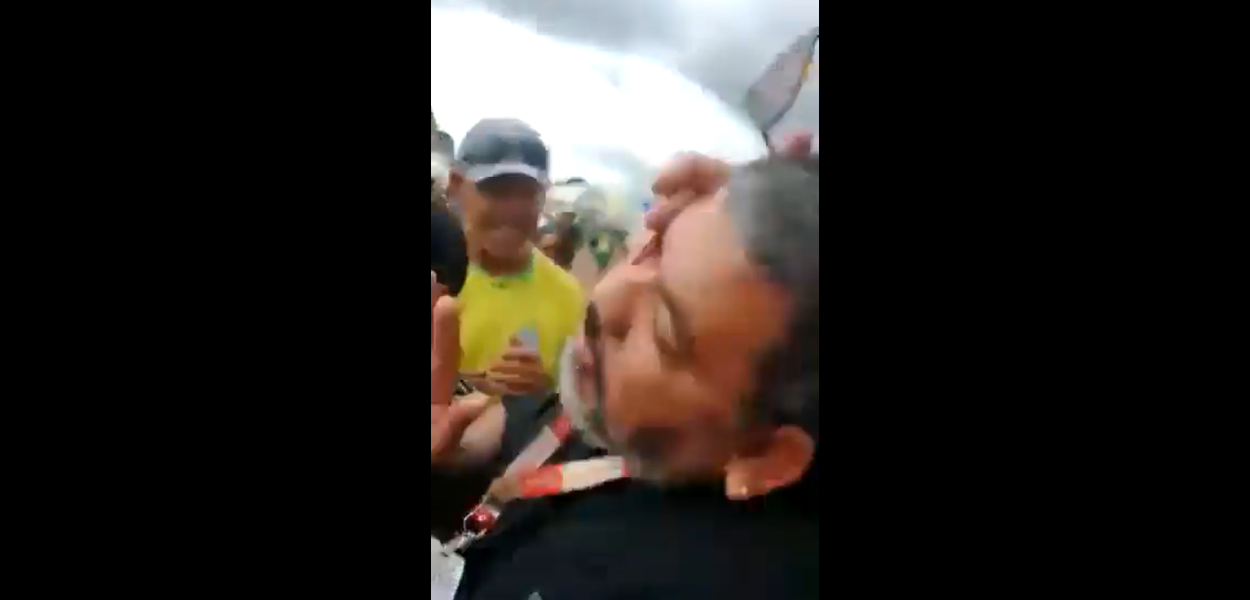 Homem é agredido com tapa no rosto por bolsonaristas em QG