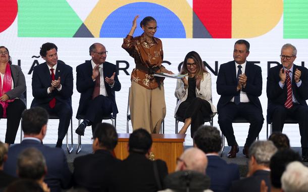 A ministra do Meio Ambiente, Marina Silva, assume o cargo, durante cerimônia de transmissão, no Salão Nobre no Palácio do Planalto