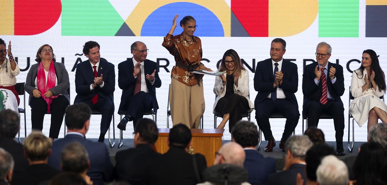 A ministra do Meio Ambiente, Marina Silva, assume o cargo, durante cerimônia de transmissão, no Salão Nobre no Palácio do Planalto