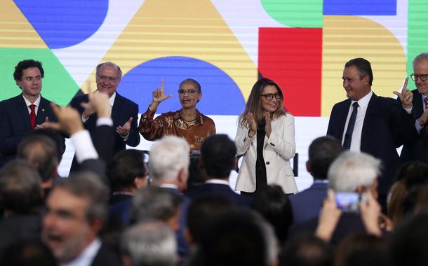 A ministra do Meio Ambiente, Marina Silva, assume o cargo, durante cerimônia de transmissão, no Salão Nobre no Palácio do Planalto