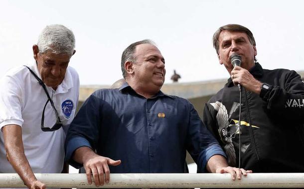 O presidente Jair Bolsonaro e o ex-ministro Eduardo Pazuello durante passeio de moto, que gerou aglomeração na cidade do Rio de Janeiro.