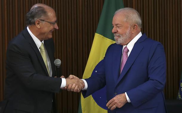 O vice-presidente, Geraldo Alckmin,e o presidente Luiz Inácio Lula da Silva, durante a primeira reunião ministerial, no Palácio do Planalto