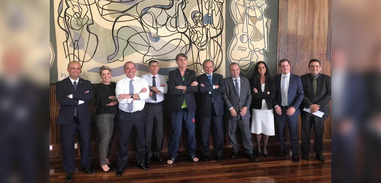 Bolsonaro e equipe de governo em frente à obra de Di Cavalcanti