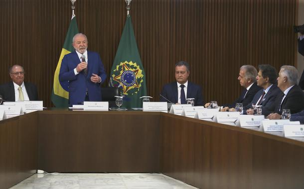 O presidente Luiz Inácio Lula da Silva coordena a primeira reunião ministerial de seu governo, no Palácio do Planalto