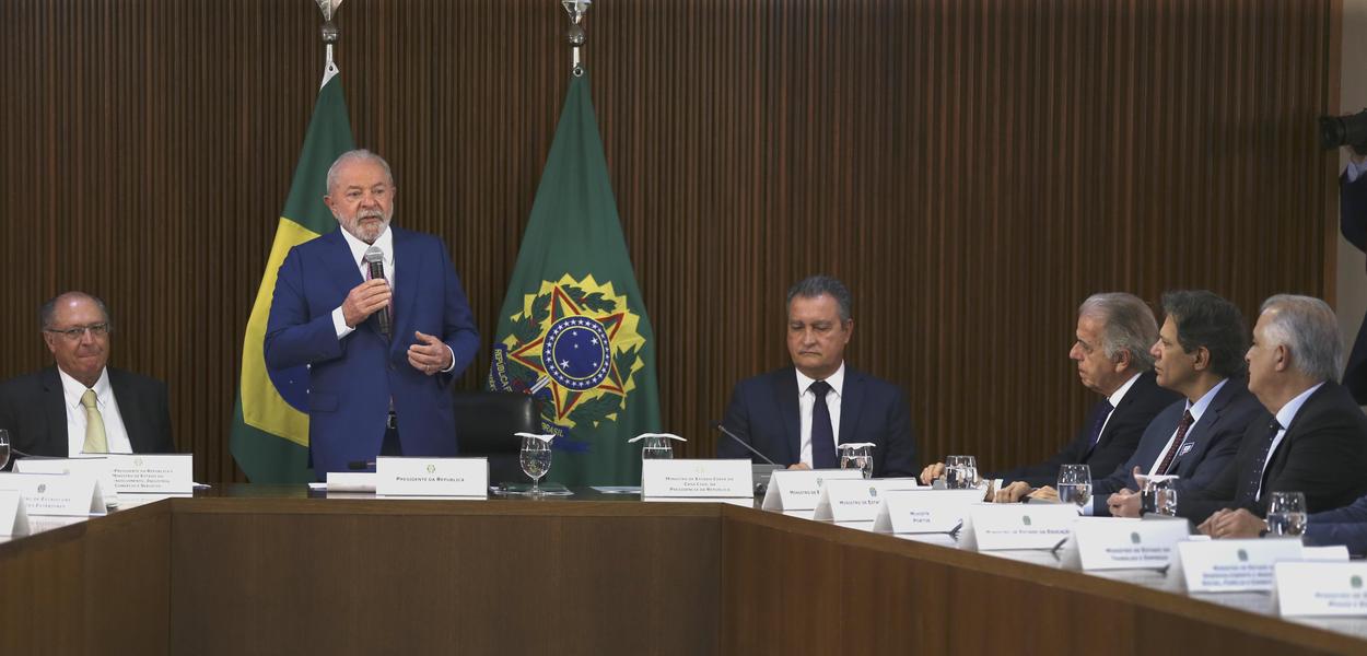 O presidente Luiz Inácio Lula da Silva coordena a primeira reunião ministerial de seu governo, no Palácio do Planalto