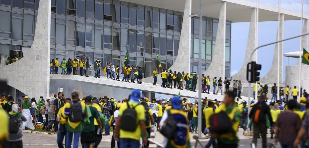 Manifestantes invadem Congresso, STF e Palácio do Planalto.