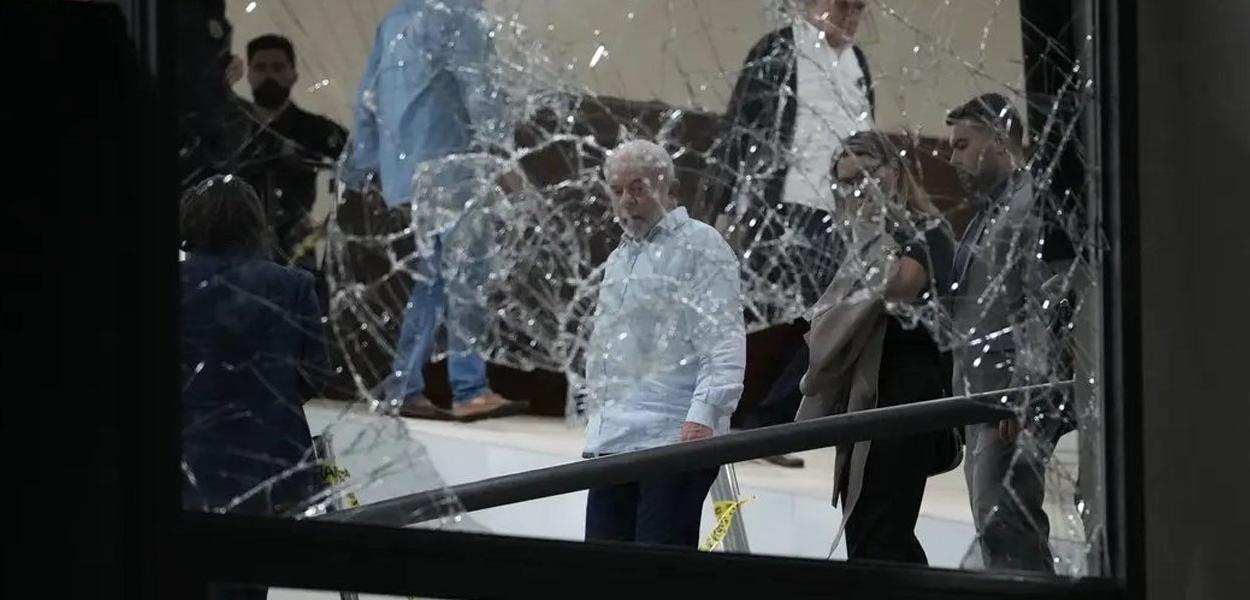 Presidente Luiz Inácio Lula da Silva vistoria destruição no Palácio do Planalto