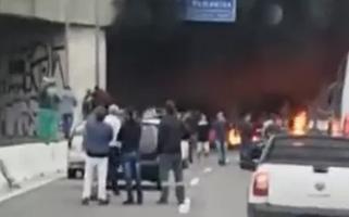Bolsonarista ateiam fogo em entulhos e pneus na Marginal Tietê, São Paulo