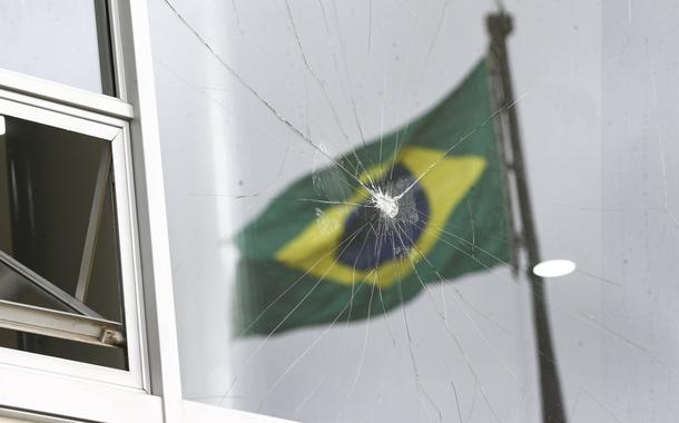 Móveis e janelas danificadas no Palácio do Planalto