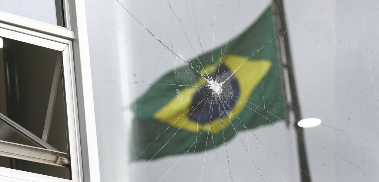 Móveis e janelas danificadas no Palácio do Planalto