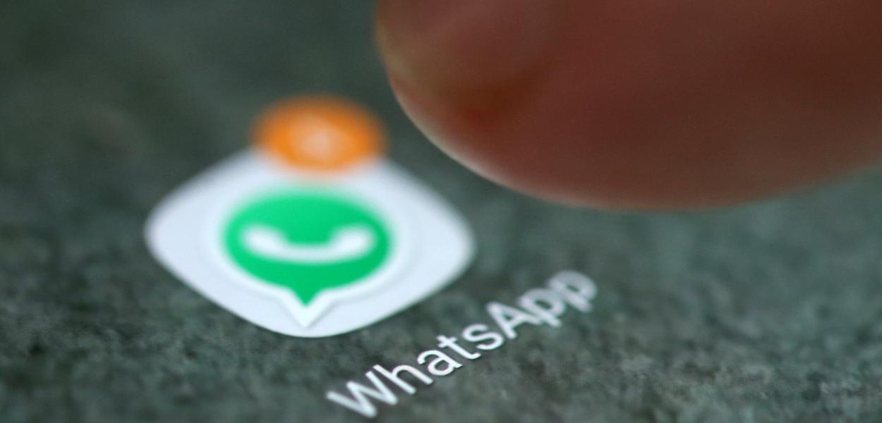 Aplicativo do WhatsApp em tela de celular