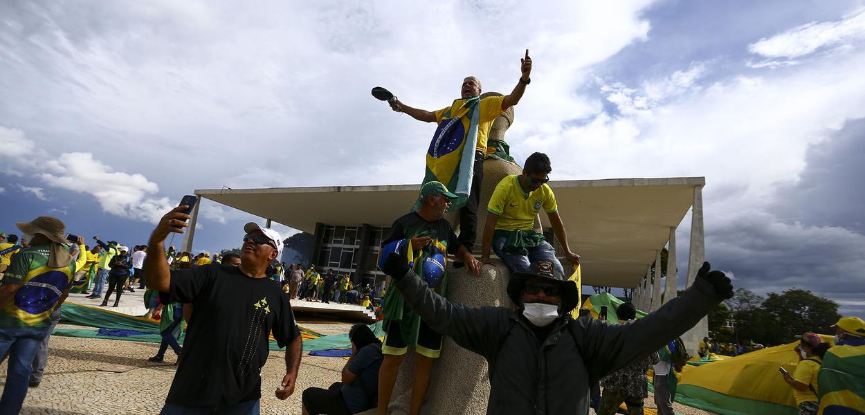 Manifestantes invadem Congresso, STF e Palácio do Planalto.