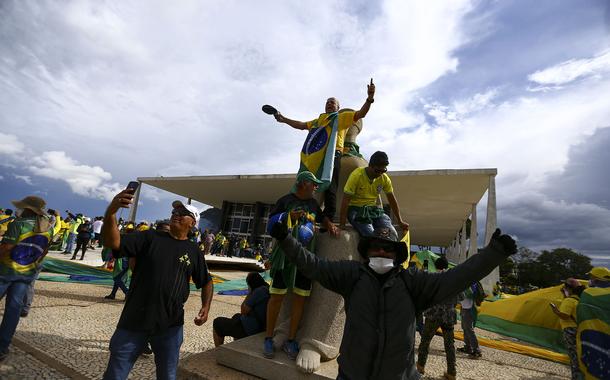 Manifestantes invadem Congresso, STF e Palácio do Planalto.