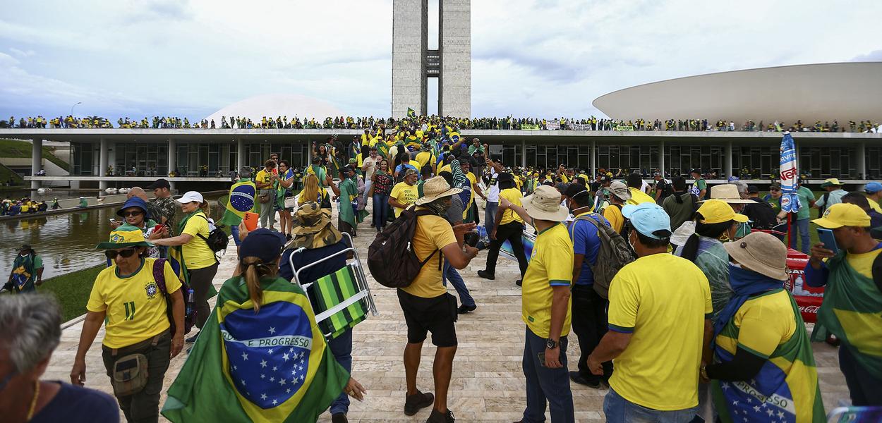 Manifestantes invadem Congresso, STF e Palácio do Planalto.