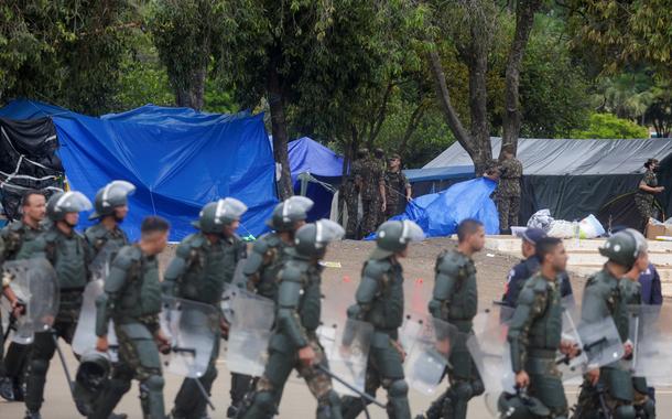 Policiais e militares desmontam acampamento no entorno do QG do Exército em Brasília
09/01/2023
REUTERS/Ricardo Moraes