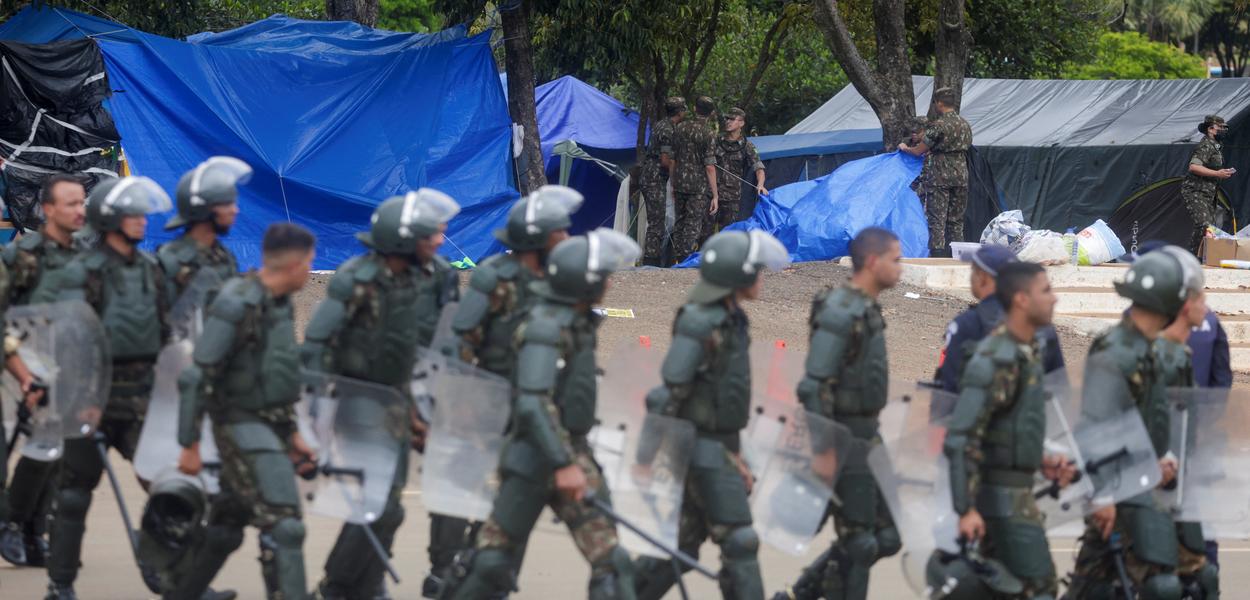 Policiais e militares desmontam acampamento no entorno do QG do Exército em Brasília
09/01/2023
REUTERS/Ricardo Moraes