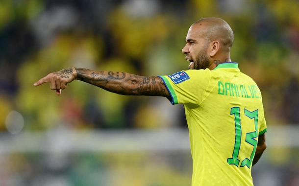 Daniel Alves durante partida entre Brasil e Camarões pela Copa do Mundo do Catar