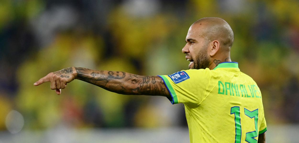 Daniel Alves durante partida entre Brasil e Camarões pela Copa do Mundo do Catar