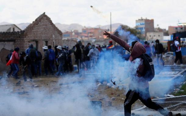 Manifestantes entram em confronto com forças de segurança durante protesto em Juliaca, no Peru