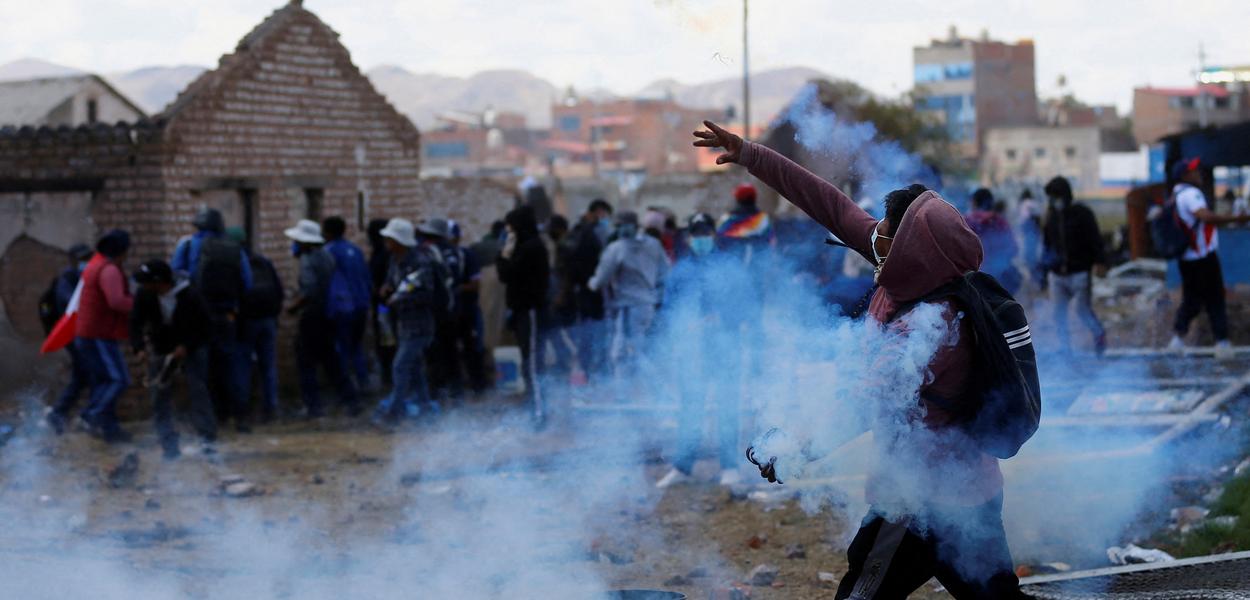 Manifestantes entram em confronto com forças de segurança durante protesto em Juliaca, no Peru