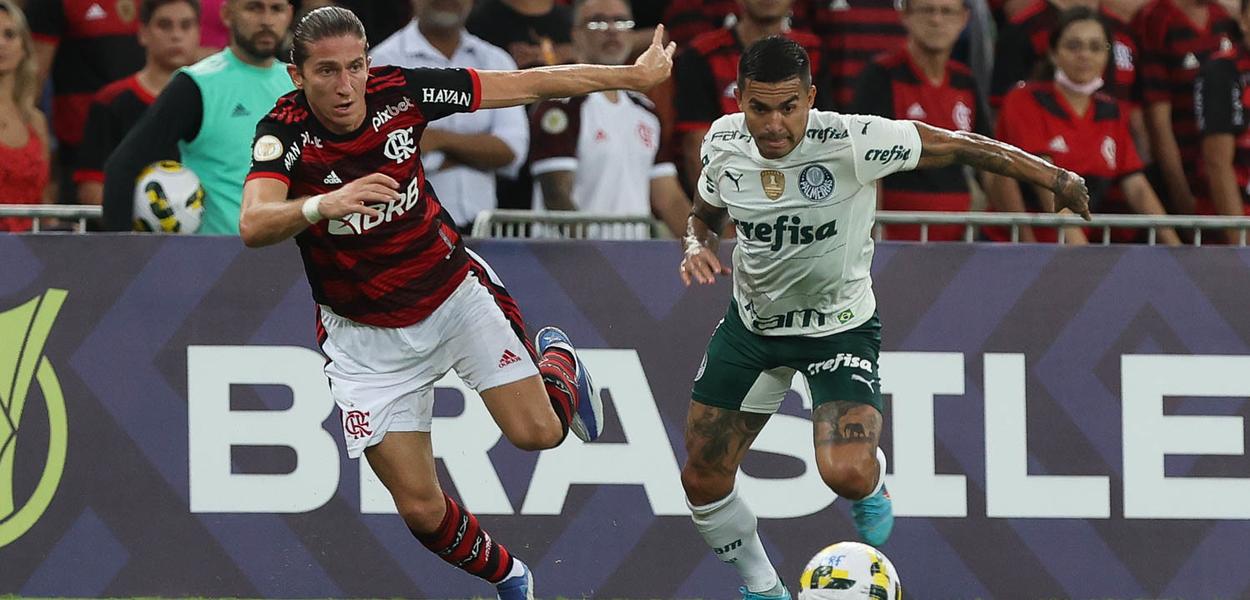 O jogador Dudu, da SE Palmeiras, disputa bola com o jogador Filipe Luis, do CR Flamengo