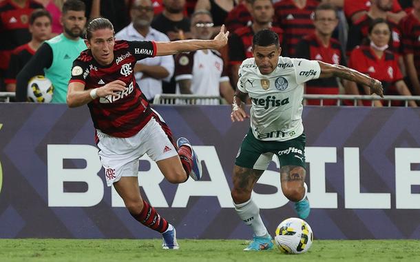 O jogador Dudu, da SE Palmeiras, disputa bola com o jogador Filipe Luis, do CR Flamengo