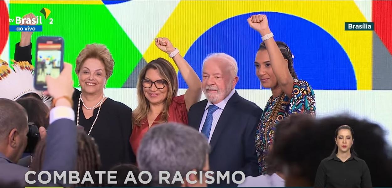 Da esq. para a dir.: Dilma Rousseff, Rosângela da Silva, Luiz Inácio Lula da Silva e Anielle Franco