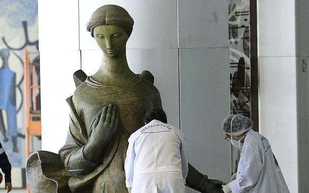 Escultura 'Anjo' em bronze fundido, de Alfredo Ceschiatti.