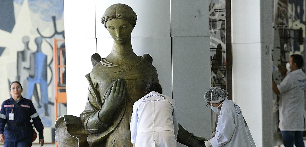 Escultura 'Anjo' em bronze fundido, de Alfredo Ceschiatti.