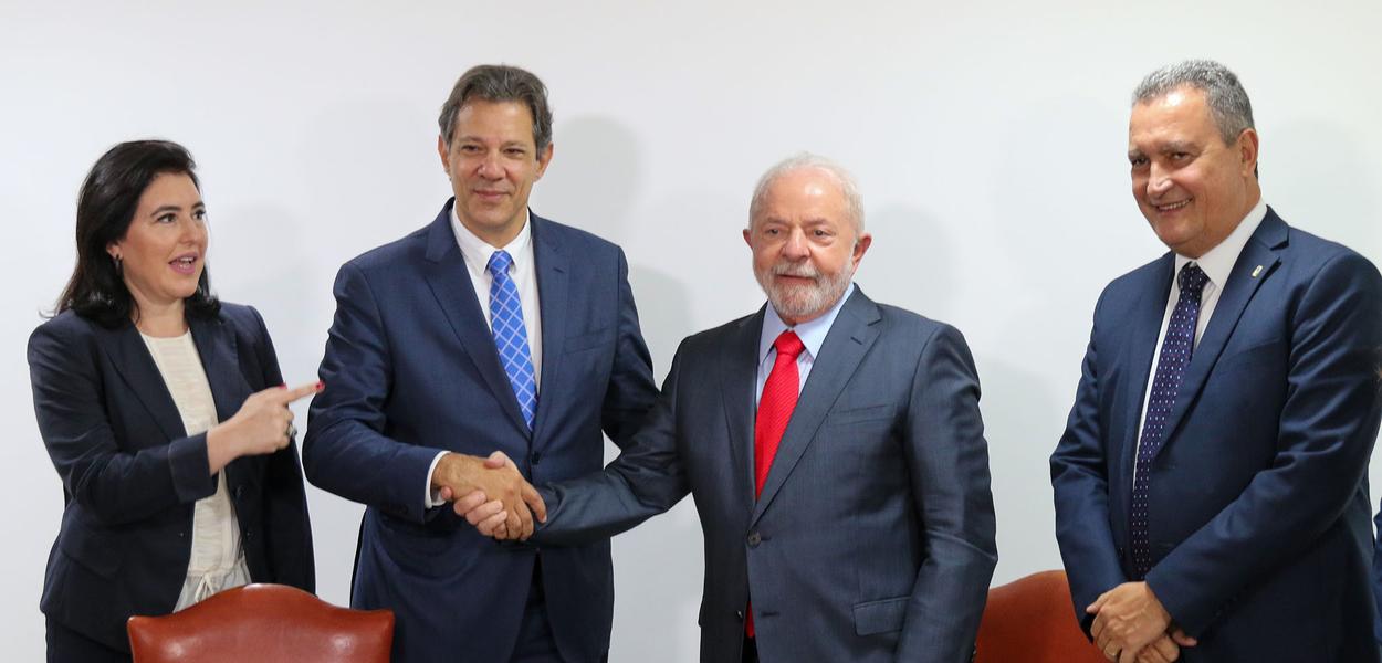 A ministra do Planejamento e Orçamento, Simone Tebet, o minstro da Economia, Fernando Haddad,o presidente Luiz Inácio Lula da Silva, e o ministro da Casa Civil, Rui Costa,durante anúncio e assinatura das primeiras medidas econômicas do governo, no Palácio do Planalto