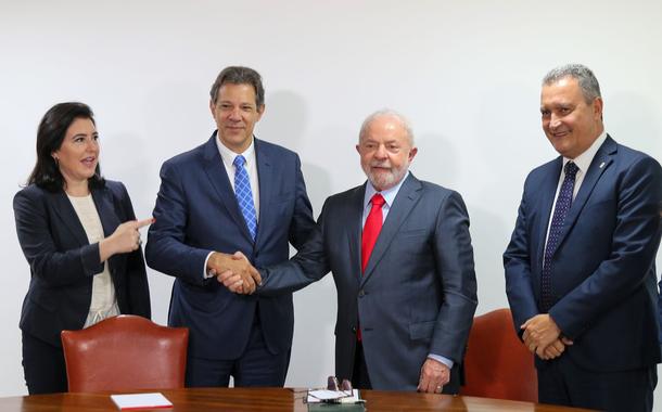 A ministra do Planejamento e Orçamento, Simone Tebet, o minstro da Economia, Fernando Haddad,o presidente Luiz Inácio Lula da Silva, e o ministro da Casa Civil, Rui Costa,durante anúncio e assinatura das primeiras medidas econômicas do governo, no Palácio do Planalto