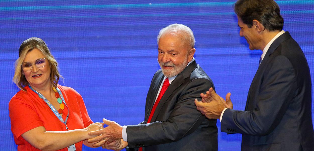 A nova presidente da Caixa, Rita Serrano, o presidente Luiz Inácio Lula da Silva, e o ministro da Fazenda, Fernando Haddad, durante a cerimônia de posse, em Brasília