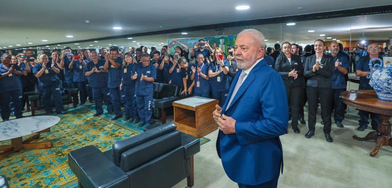 Presidente Lula e trabalhadores do Palácio do Planalto