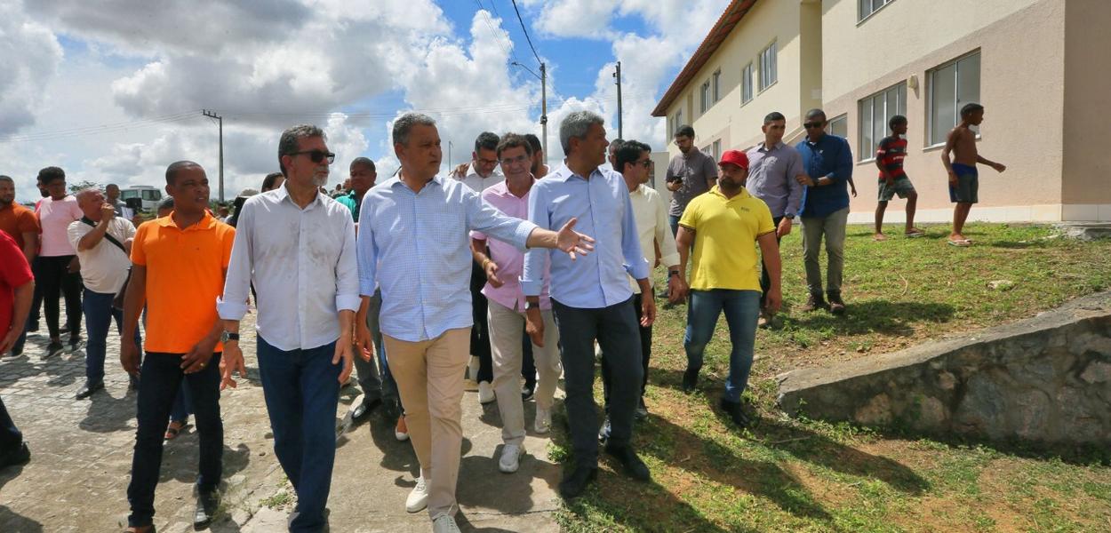 Rui Costa e Jerônimo Rodrigues vistoriam obras na Bahia (Foto: Manu Dias / Divulgação) Rui Costa e Jerônimo Rodrigues vistoriam obras na Bahia