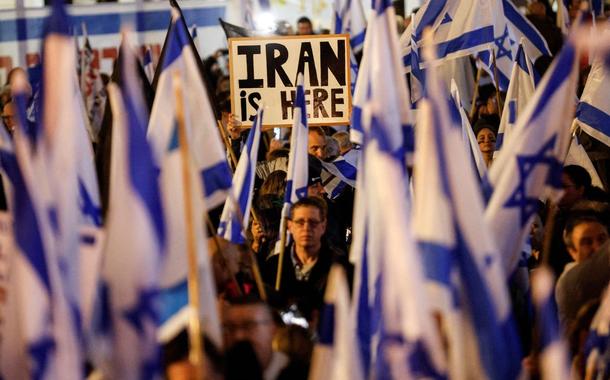 Israelenses protestam contra a nova coalizão de direita do primeiro-ministro Benjamin Netanyahu e suas reformas judiciais propostas para reduzir os poderes da Suprema Corte em uma praça principal em Tel Aviv, Israel