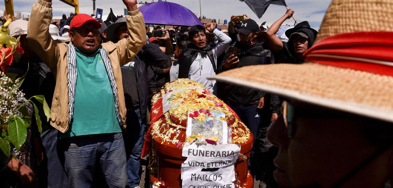 Famílias de vítimas de confrontos no Peru