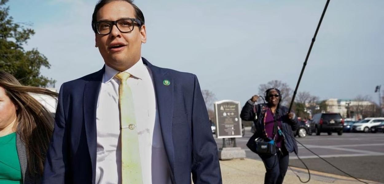 Representante dos EUA George Santos (R-NY) caminha para uma votação no Capitólio em Washington, EUA