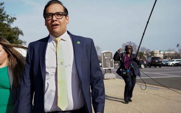 Representante dos EUA George Santos (R-NY) caminha para uma votação no Capitólio em Washington, EUA