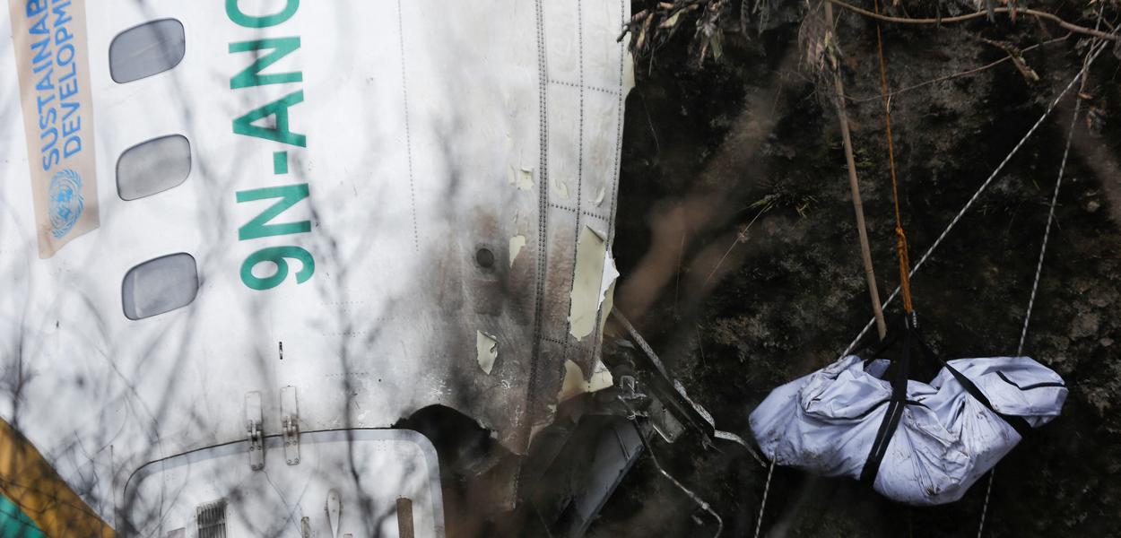 Corpo de vítima é recuperado de acidente aéreo no Nepal