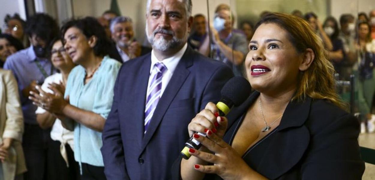 Presidenta empossada da EBC, Kariane Costa, discursa para trabalhadoras e trabalhadores da empresa pública