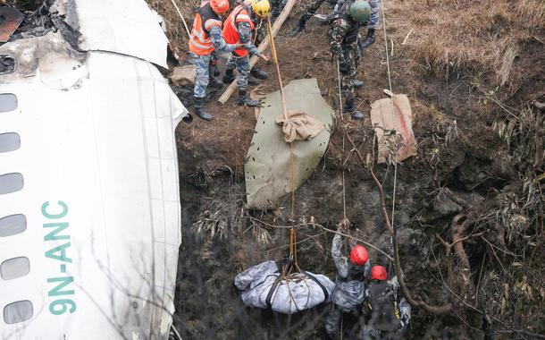 Equipe de resgate busca corpos de vítimas de acidente aéreo em Pokhara, Nepal