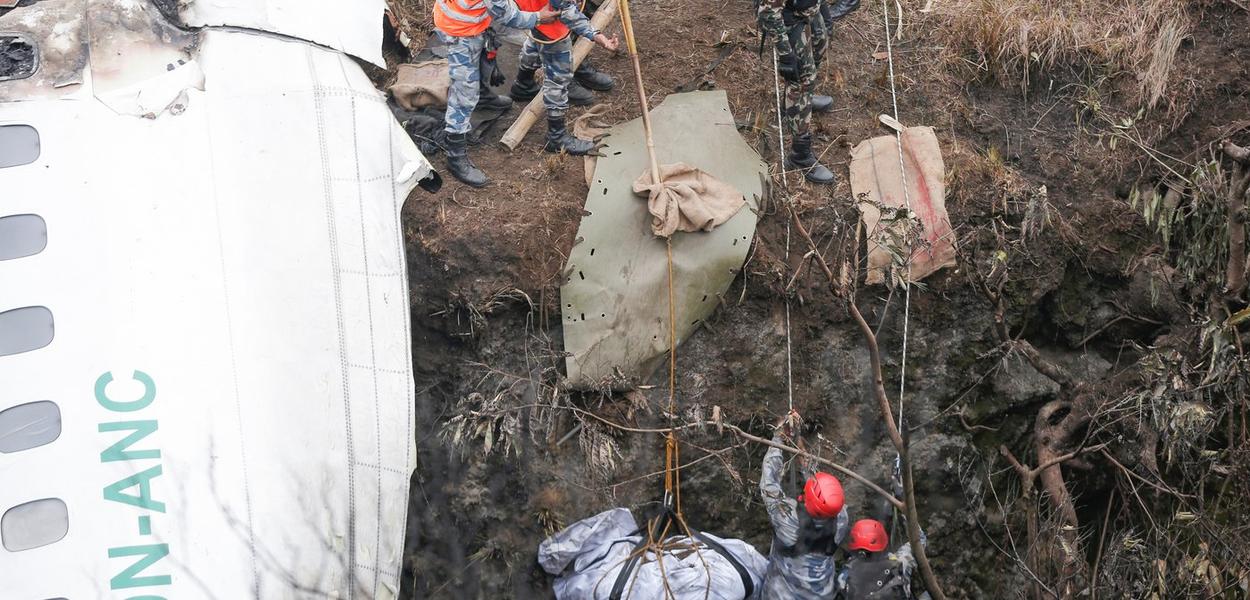 Equipe de resgate busca corpos de vítimas de acidente aéreo em Pokhara, Nepal