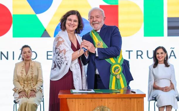 Ministra Nísia Trindade (Saúde) e o presidente Luiz Inácio Lula da Silva se cumprimentando