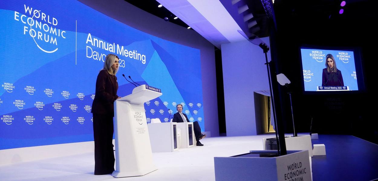 Primeira-dama da Ucrânia, Olena Zelenska, discursa no Fórum Econômico Mundial, em Davos 
17/01/2023
REUTERS/Arnd Wiegmann