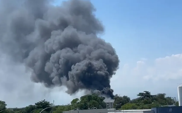 Fumaça preta toma galpão no aeroporto Galeão, no Rio de Janeiro
