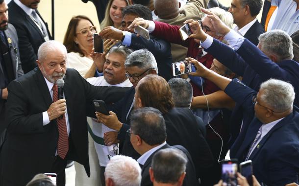 O presidente Luiz Inácio Lula da Silva participa de encontro com dirigentes de centrais sindicais, no Palácio do Planalto.